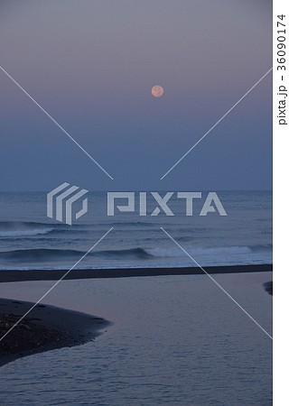 北海道乙部町沖に沈もうとしている満月と海と川の早朝の風景を撮影 北海道乙部町沖に沈もうとしている満月と海と川の早朝の風景を撮影 36090174