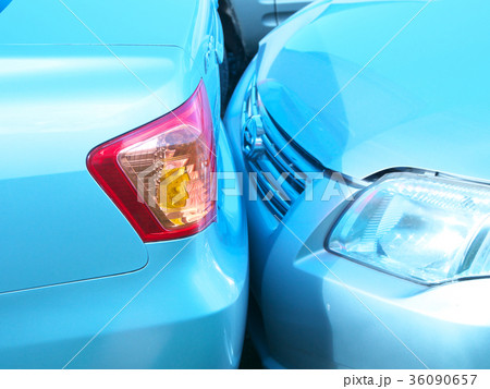 交通事故　追突イメージ 36090657