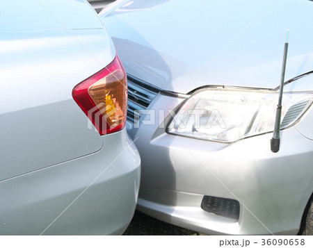 交通事故　追突イメージ 36090658
