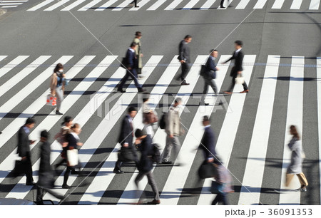 横断歩道を渡るビジネスマン 36091353