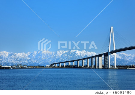 立山連峰と新湊大橋 36091490