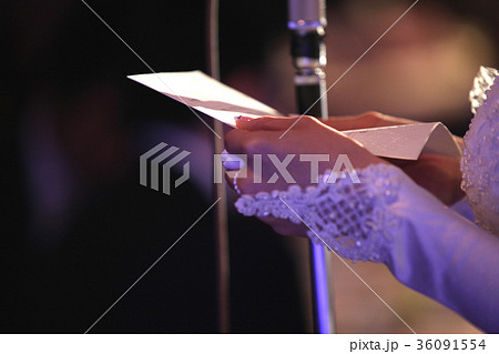 感謝の手紙の朗読をする花嫁 感謝の手紙の朗読をする花嫁 36091554