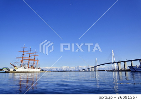 立山連峰と海王丸 36091567