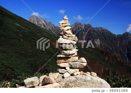 穂高連峰　西穂高岳への登山道　ケルン 36091569