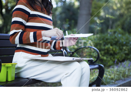 公園で絵を描く女性 36092862