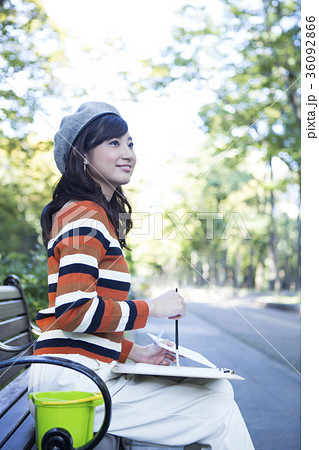 公園で絵を描く女性 36092866