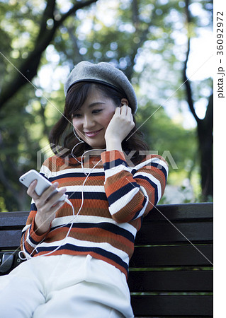 公園で音楽を聴く女性 36092972