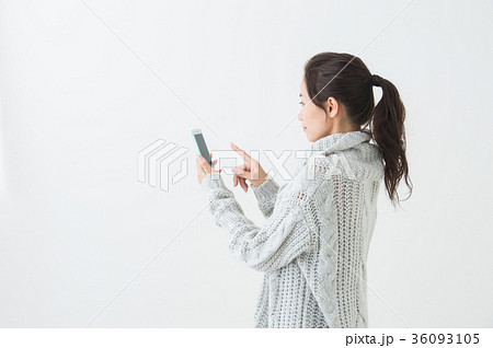 携帯電話を持つ20代女性 携帯電話を持つ20代女性 36093105