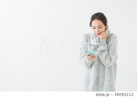 携帯電話を持つ20代女性 36093212