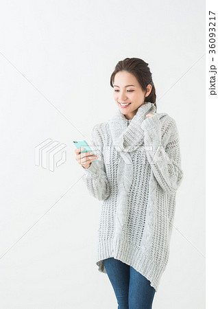 携帯電話を持つ20代女性 携帯電話を持つ20代女性 36093217