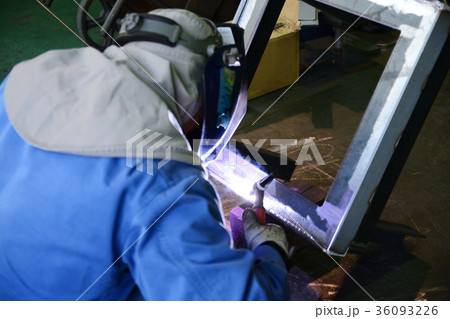 溶接と組み立て 36093226