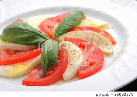 トマトとモッツァレラチーズとバジルのサラダの写真素材