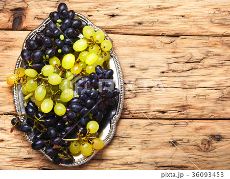 grapes on a tray 36093453