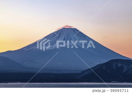 富士山と朝焼けの空、山梨県本栖湖にて 36093711