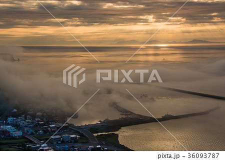 雲海の知床羅臼港 36093787