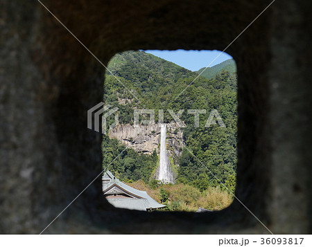 和歌山　那智大社　灯籠と那智の滝 36093817