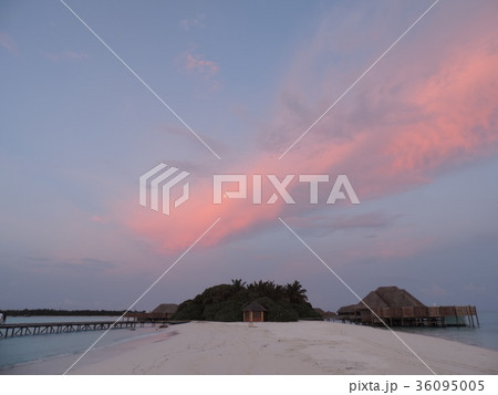 夕焼けの雲と白い砂浜と海 夕焼けの雲と白い砂浜と海 36095005