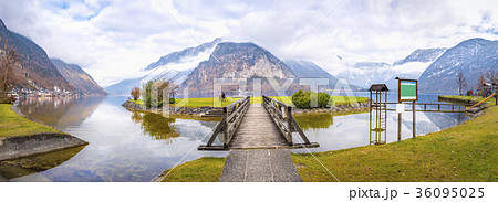 Hallstatter lake and the Alps 36095025