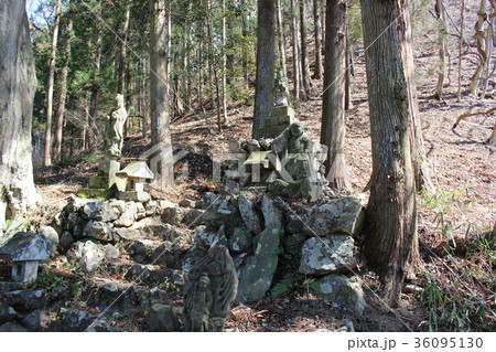 下仁田・御嶽神社の石像 36095130