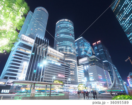 名古屋駅周辺の高層ビル　ロータリーのモニュメント「飛翔」2017年11月（夜景） 36095589