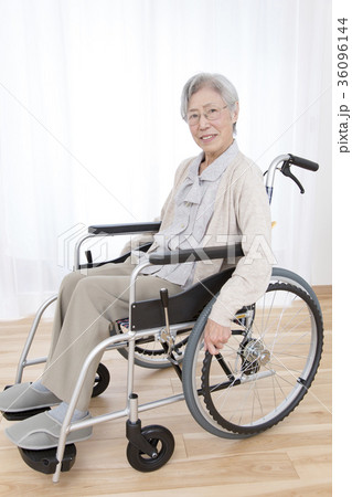 車椅子を自操するシニア女性 36096144