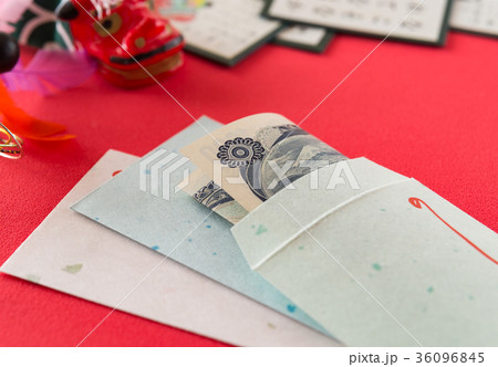 お年玉　正しい折り方　ポチ袋　お正月　新春　お年玉の用意　お年玉を渡す 36096845