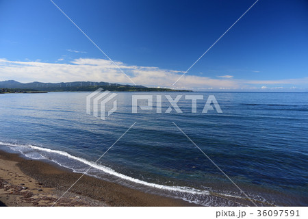 北海道江差町五勝手浜の砂浜と凪の海と青空を撮影 北海道江差町五勝手浜の砂浜と凪の海と青空を撮影 36097591