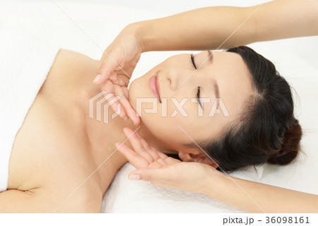 フェイシャルマッサージを受ける女性 フェイシャルマッサージを受ける女性 36098161