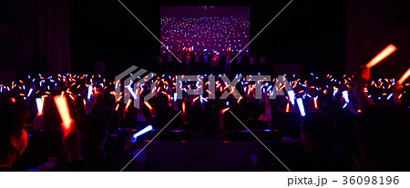 ペンライトで盛り上がるイベント会場の写真素材
