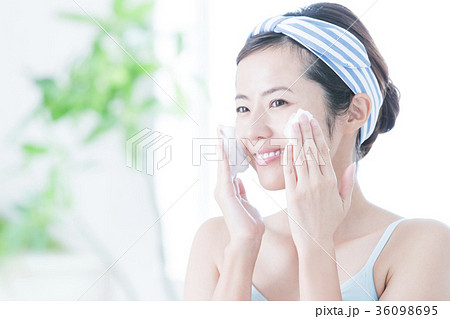 洗顔　泡　クレンジング　ビューティー　女性　スキンケア　ビューティ　若い女性　美容 36098695