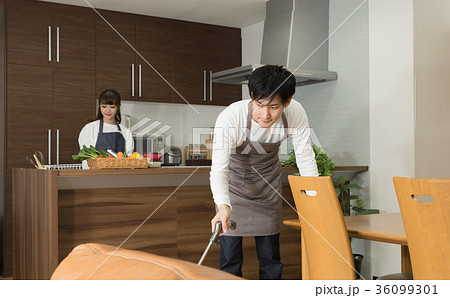 家事を一緒にする夫婦 家事を一緒にする夫婦 36099301