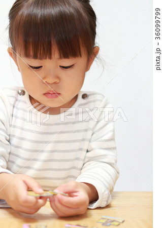 ジグゾーパズルをする幼児 (3歳) ジグゾーパズルをする幼児 (3歳) 36099799