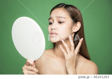 肌荒れを気にする女性 36101263