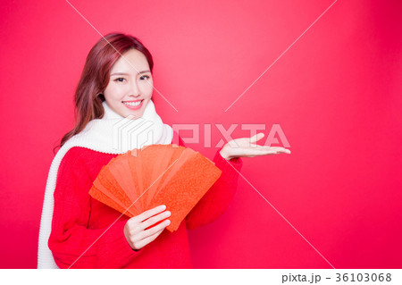 woman holding red envelope woman holding red envelope 36103068