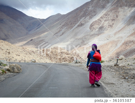 Mountain road in Ladakh, Northern India 36105387
