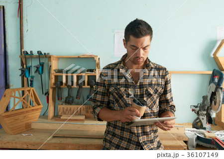 Checking e-mails 36107149