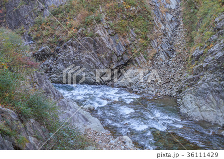 秋の清津峡の風景 36111429