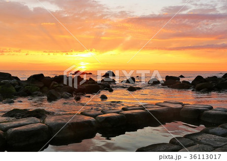 北海道　朝焼けの水無海浜温泉 36113017