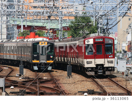 近鉄電車 阪神電車と並ぶ 近鉄電車 阪神電車と並ぶ 36113065