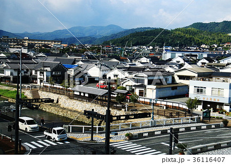 山口県　柳井　川と白壁のある景色 36116407