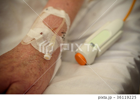 点滴とナースコール　１　周囲暗め 36119225