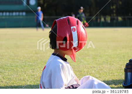 ヘルメットをおかしなかぶり方している野球少年 幼児 の写真素材