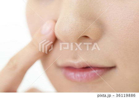 お肌が気になる女性 36119886