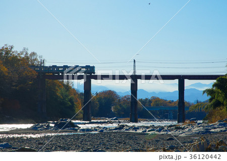 秩父鉄道の鉄橋と列車 荒川橋梁 秩父本線 秩父鉄道の鉄橋と列車 荒川橋梁 秩父本線 36120442