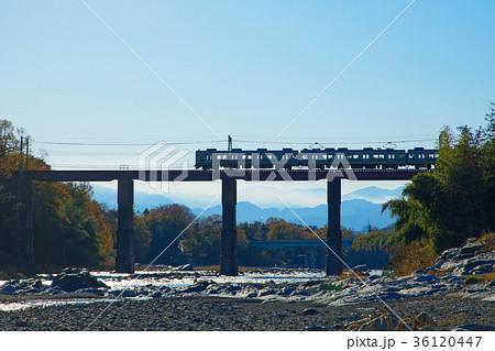 秩父鉄道の鉄橋と列車　荒川橋梁　秩父本線 36120447
