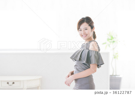 女性　若い女性　パーティー　パーティ　かわいい　ビューティー 36122787