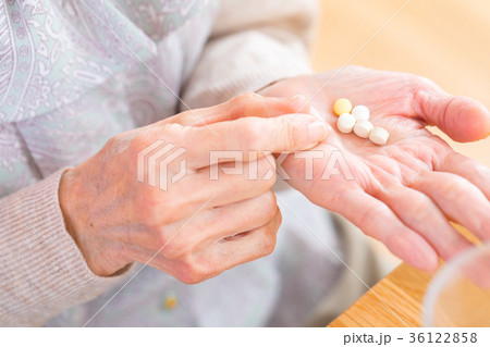 薬を飲む高齢者の手元 老人 風邪 病気 薬を飲む高齢者の手元 老人 風邪 病気 36122858