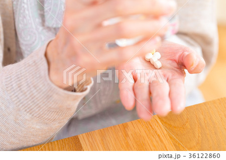 薬を飲む高齢者の手元　老人　風邪　病気 36122860