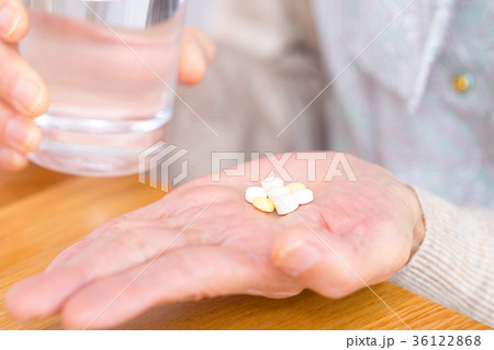 薬を飲む高齢者の手元 老人 風邪 病気 薬を飲む高齢者の手元 老人 風邪 病気 36122868