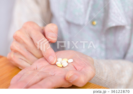 薬を飲む高齢者の手元　老人　風邪　病気 36122870